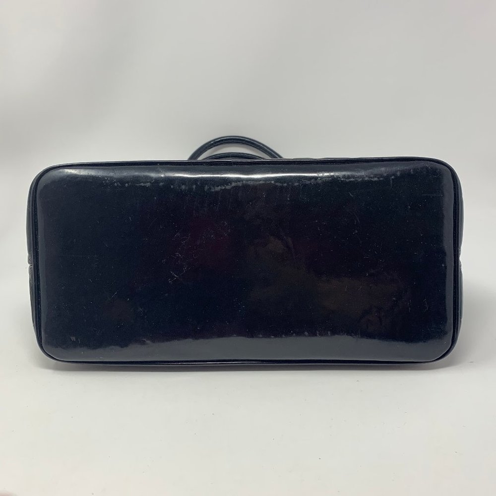 authentic Chanel Quilted  Leather CC Logo bag - Picture 15 of 16